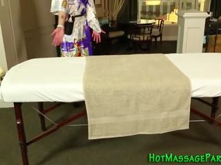 Puikus azijietiškas masažistė sucks