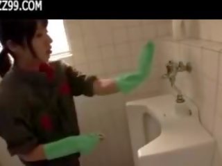 Mosaic: vackra cleaner ger nörd avsugning i lavatory 01