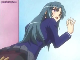 Anime unge kvinne i uniform blir gnidd